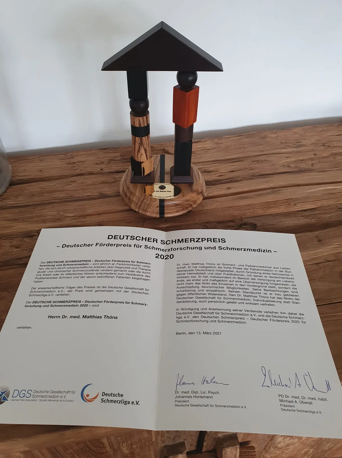 Urkunde und Trophäe des Deutschen Schmerzpreises 2020